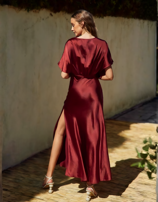 Fließendes Satin-Maxikleid mit tiefem V-Ausschnitt und Beinschlitz | Bordeaux
