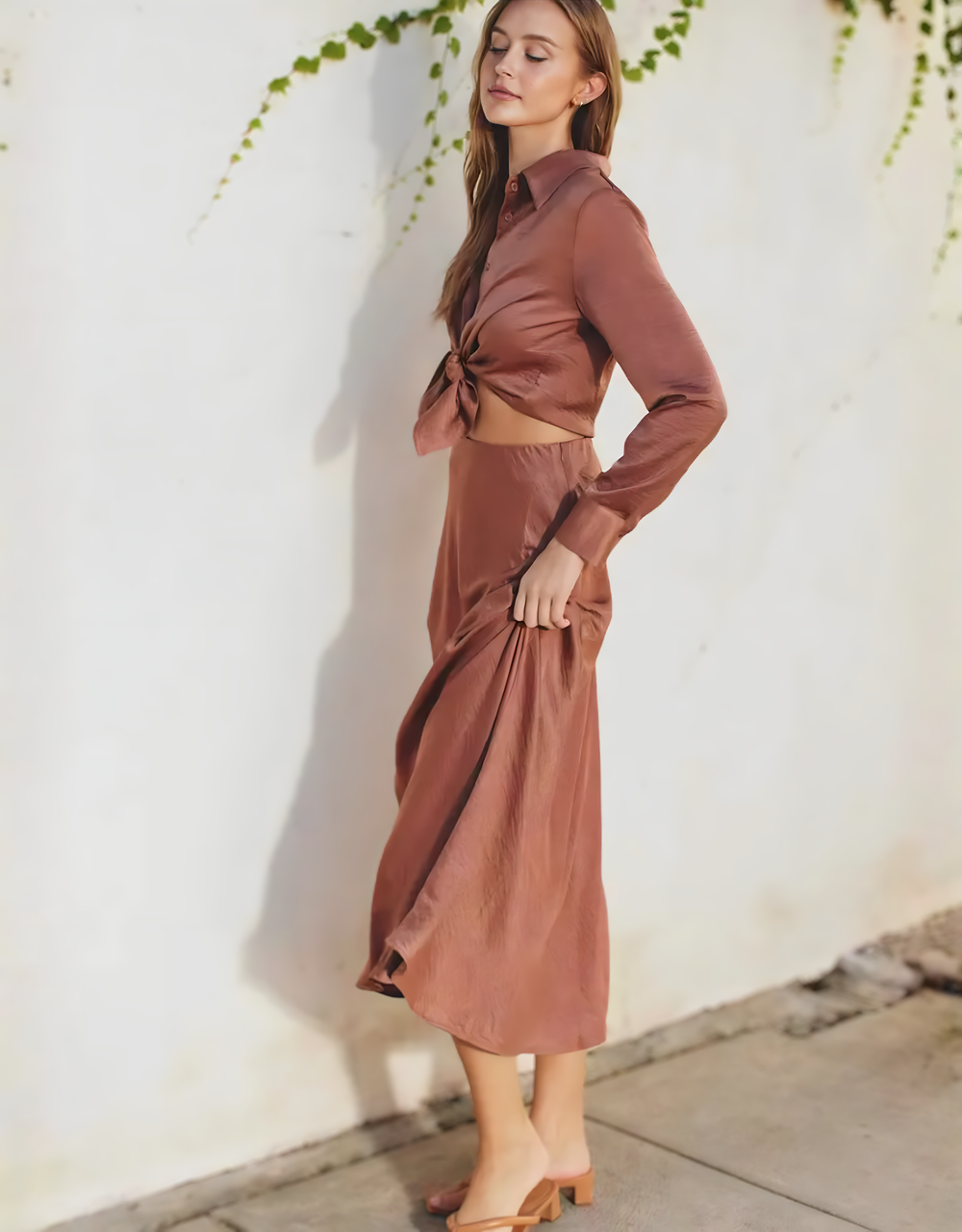 Midikleid mit Knotendetail und Hemdblusen-Oberteil | Terrakotta
