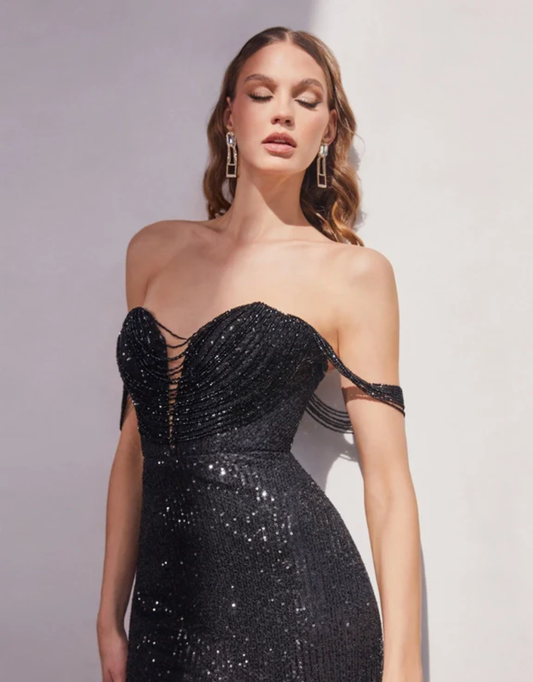 Figurbetontes Abendkleid mit Pailletten und Beinschlitz | Schwarz