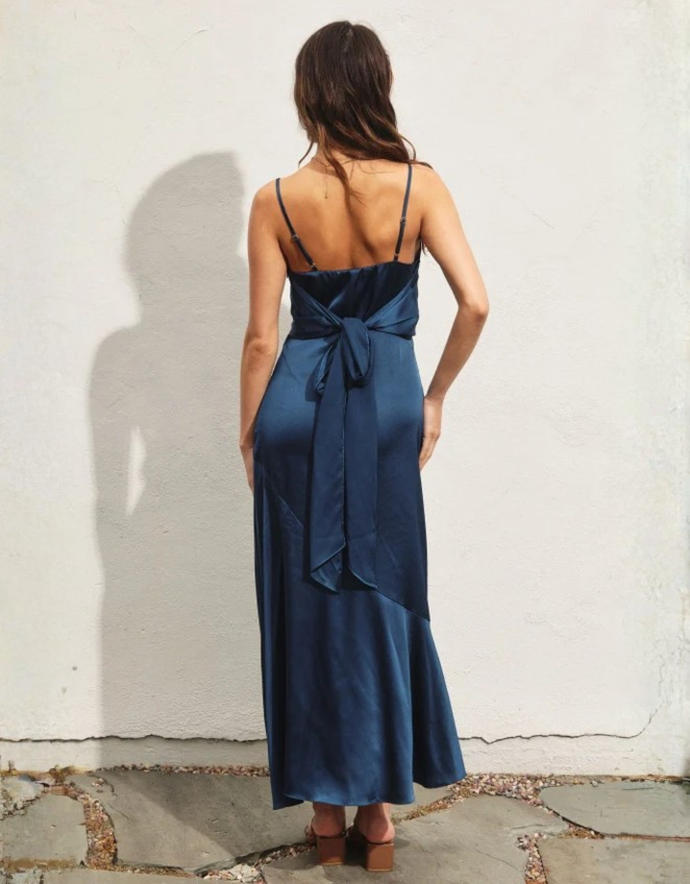Fließendes Satin Midi-Slipdress mit Frontschlitz und Bindegürtel | Saphir