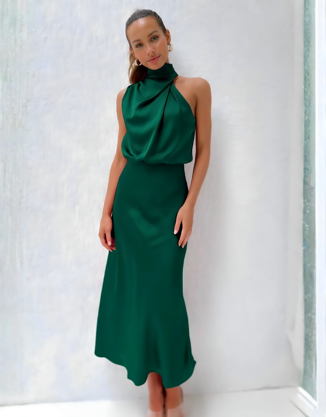 Fließendes Midikleid mit Drapierung und Stehkragen | Smaragd