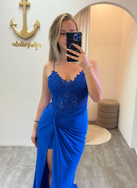 Königsblaues Kleid „Ravena“ mit floraler Spitze, Drapierung, Rückenschnürung & hohem Beinschlitz – perfekt für elegante Anlässe.