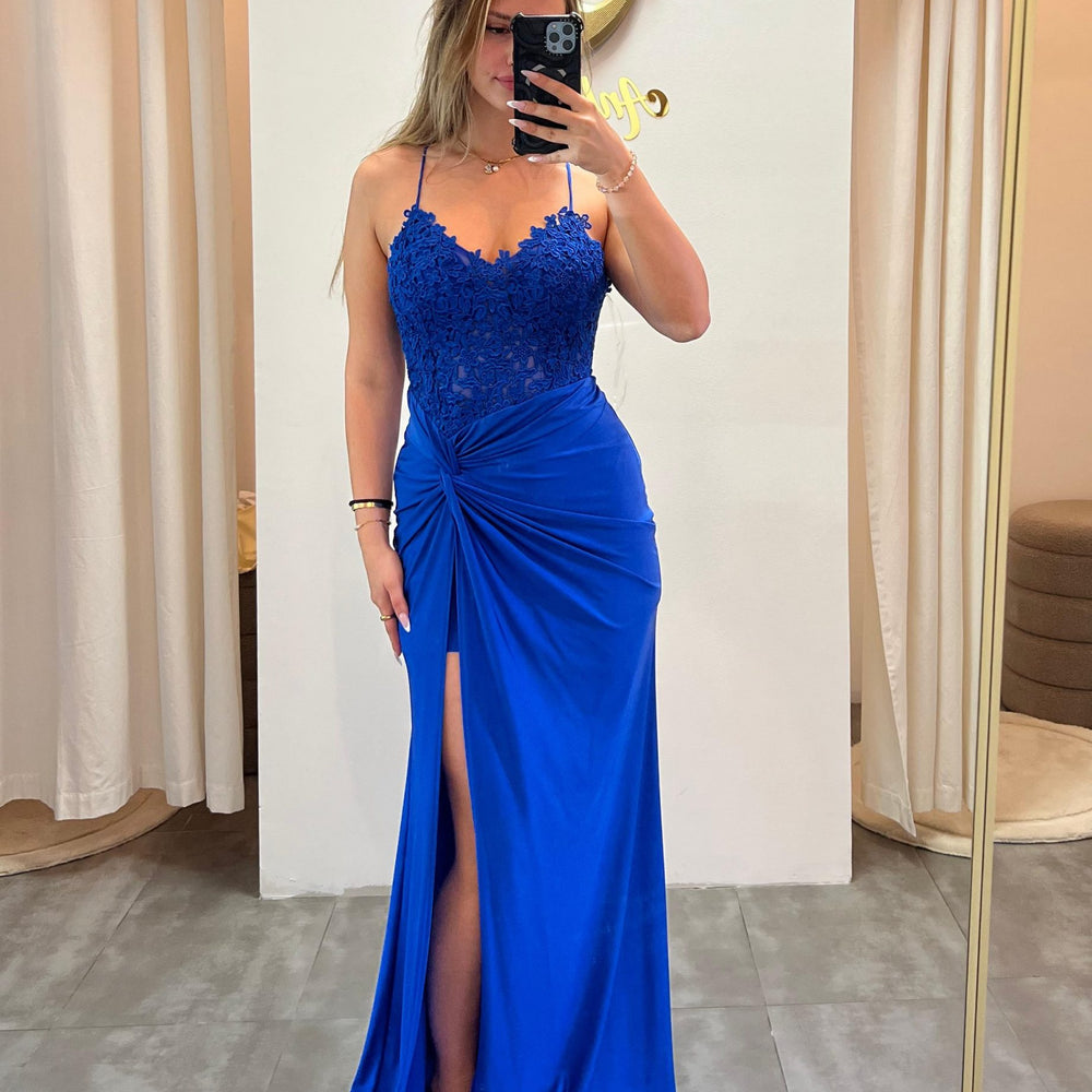 Königsblaues Kleid „Ravena“ mit floraler Spitze, Drapierung, Rückenschnürung & hohem Beinschlitz – perfekt für elegante Anlässe.