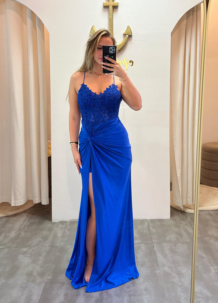 Königsblaues Kleid „Ravena“ mit floraler Spitze, Drapierung, Rückenschnürung & hohem Beinschlitz – perfekt für elegante Anlässe.