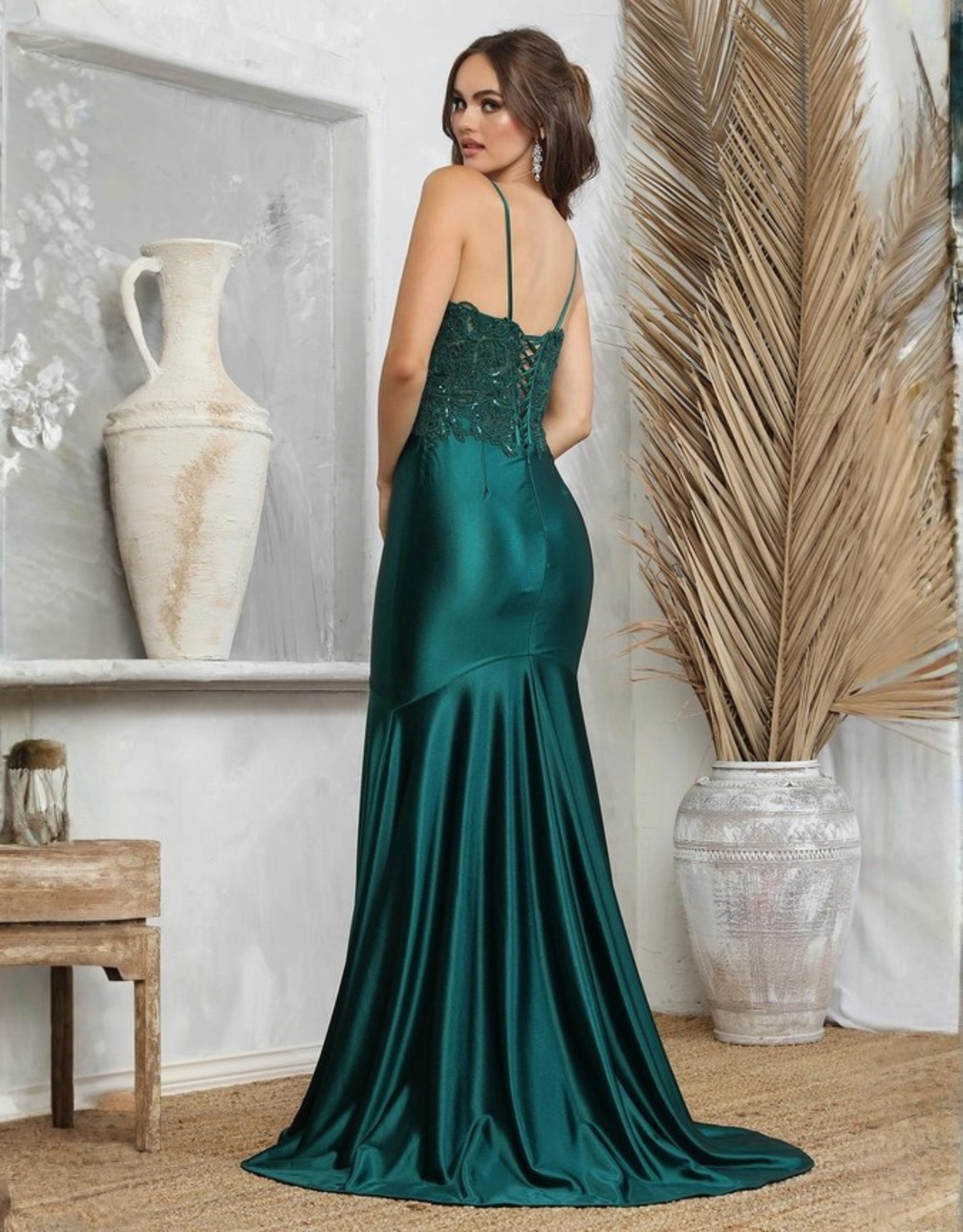 image Elegantes Abendkleid mit besticktem Corsagenoberteil und fließendem Satinrock | Smaragd
