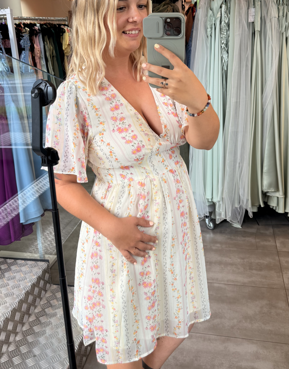 Boho-Minikleid mit zartem Blüten-Print & luftigen Ärmeln | creme