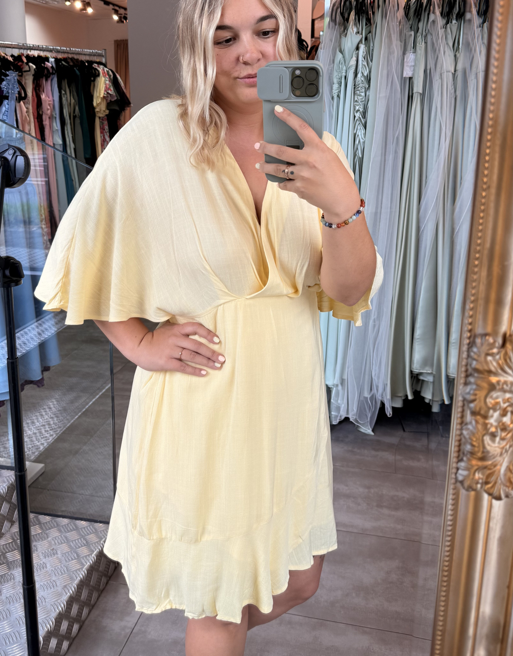 leichtes Sommerkleid in Wickeloptik | buttergelb