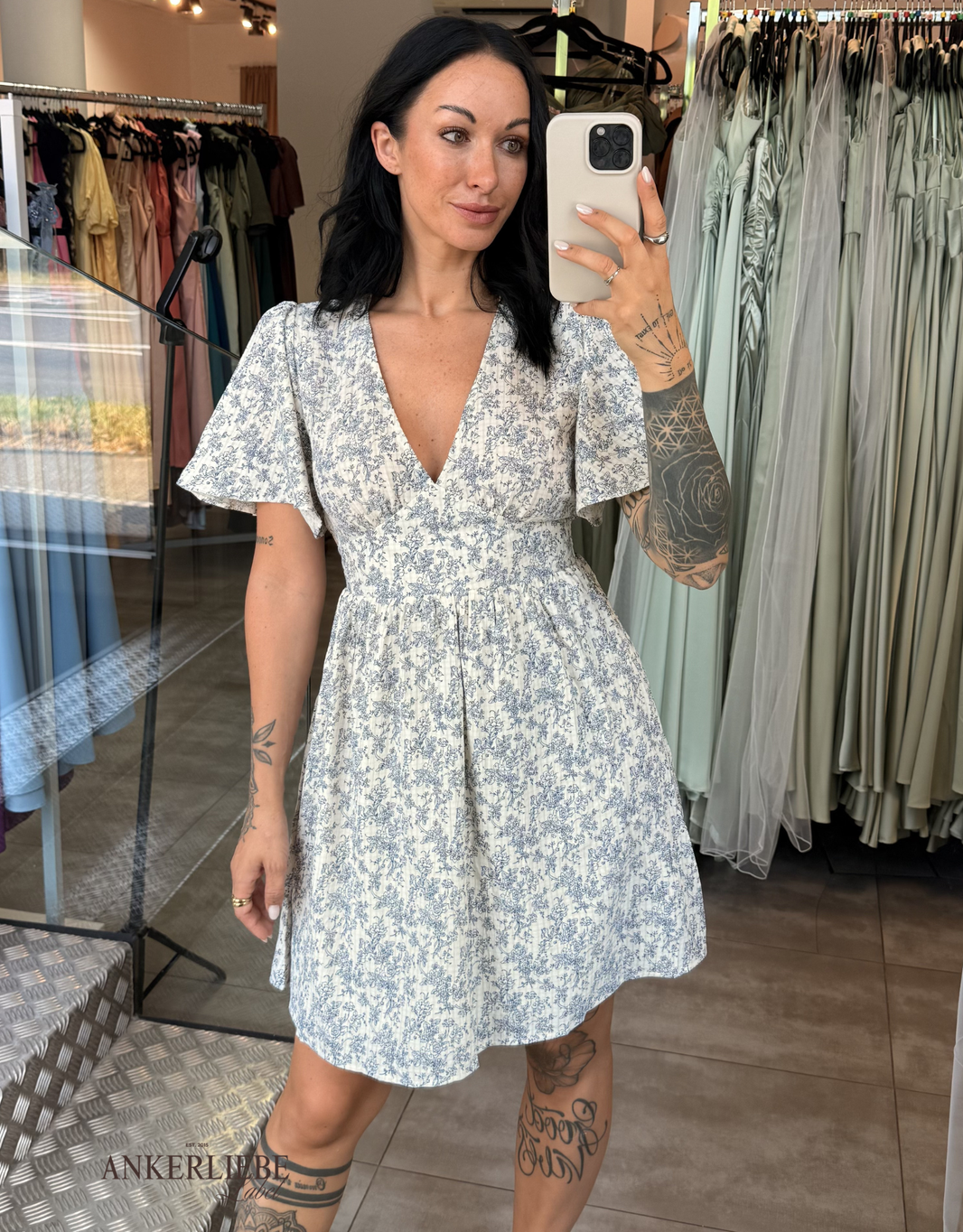 kurzes Blumenkleid mit weiten Ärmeln | bleu