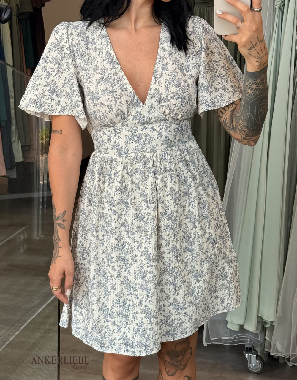 kurzes Blumenkleid mit weiten Ärmeln | bleu