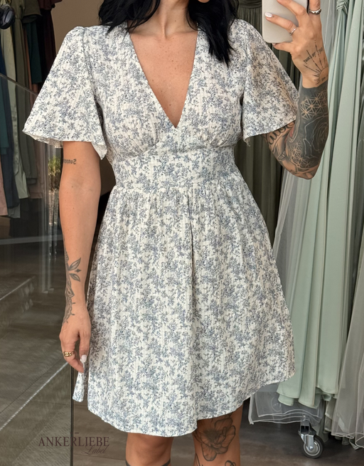 kurzes Blumenkleid mit weiten Ärmeln | bleu