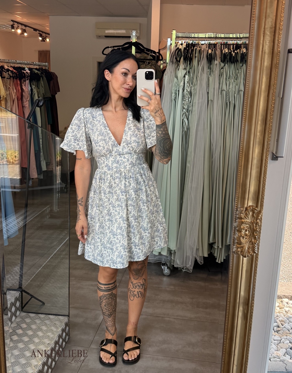 kurzes Blumenkleid mit weiten Ärmeln | bleu