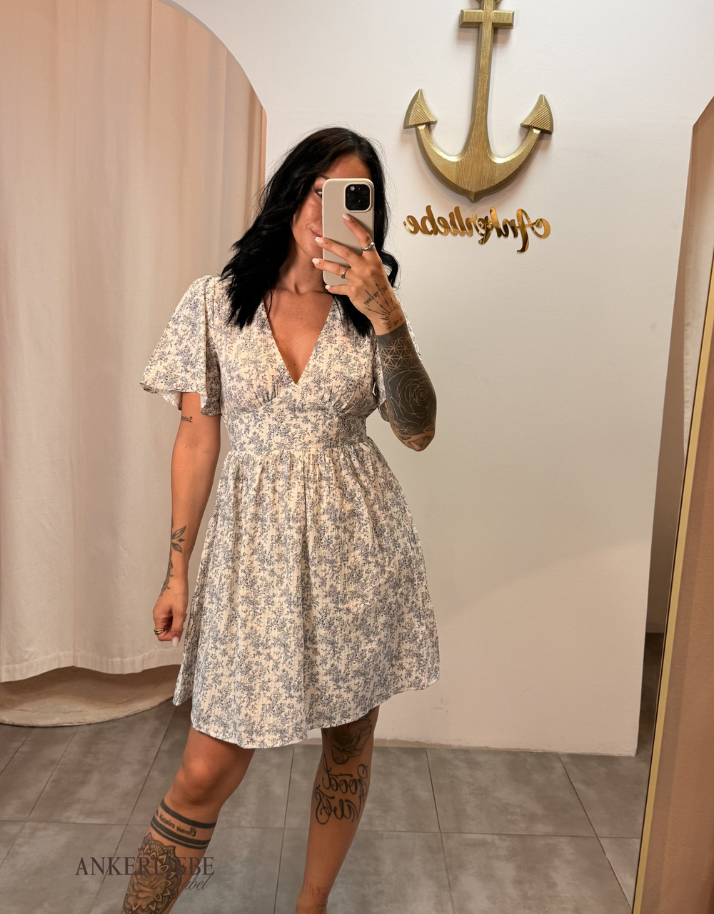 kurzes Blumenkleid mit weiten Ärmeln | bleu