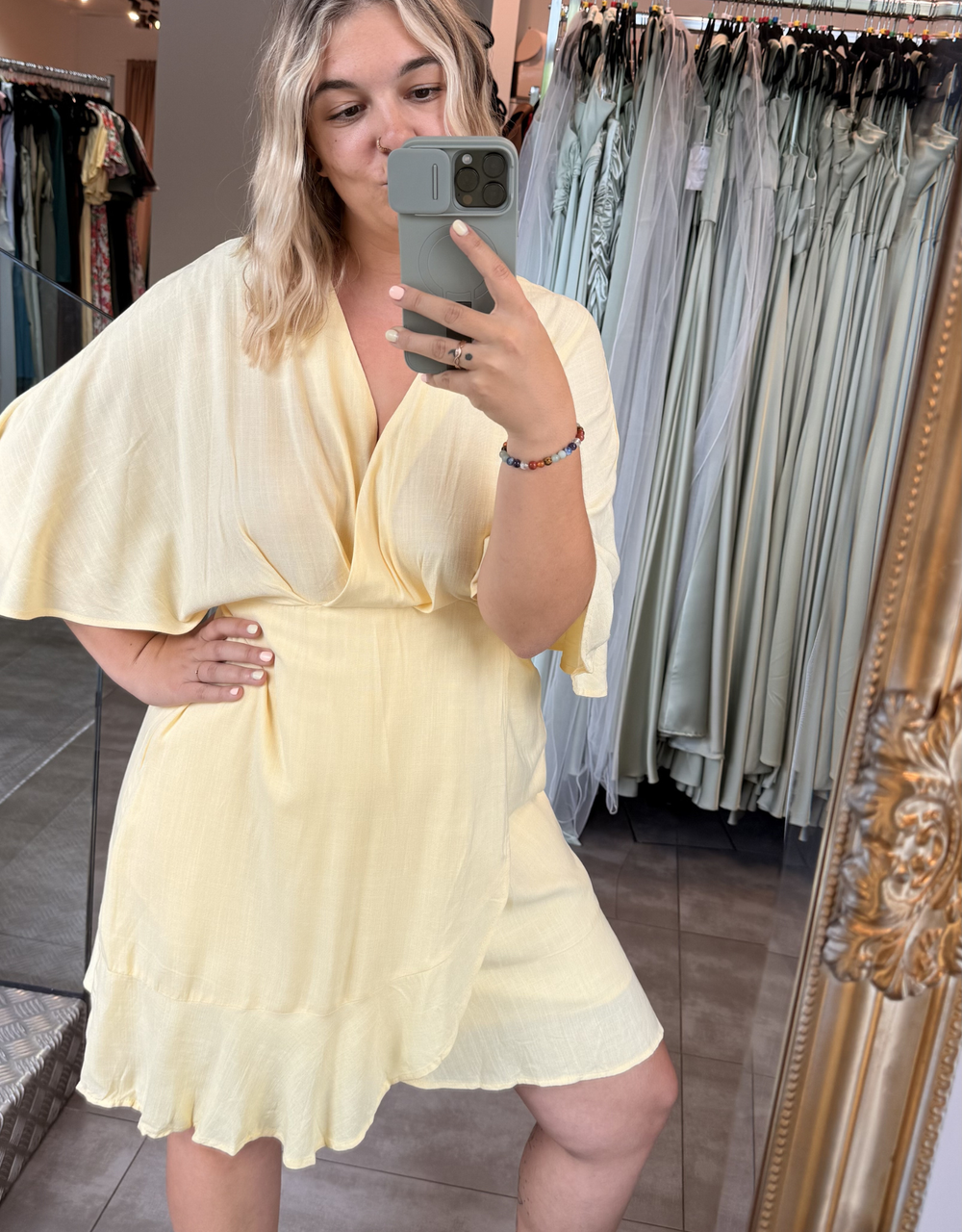 leichtes Sommerkleid in Wickeloptik | buttergelb