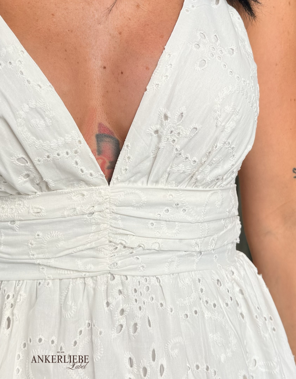 leichtes Maxikleid mit Lochspitze, Taillenraffung und Beinschlitz | weiß