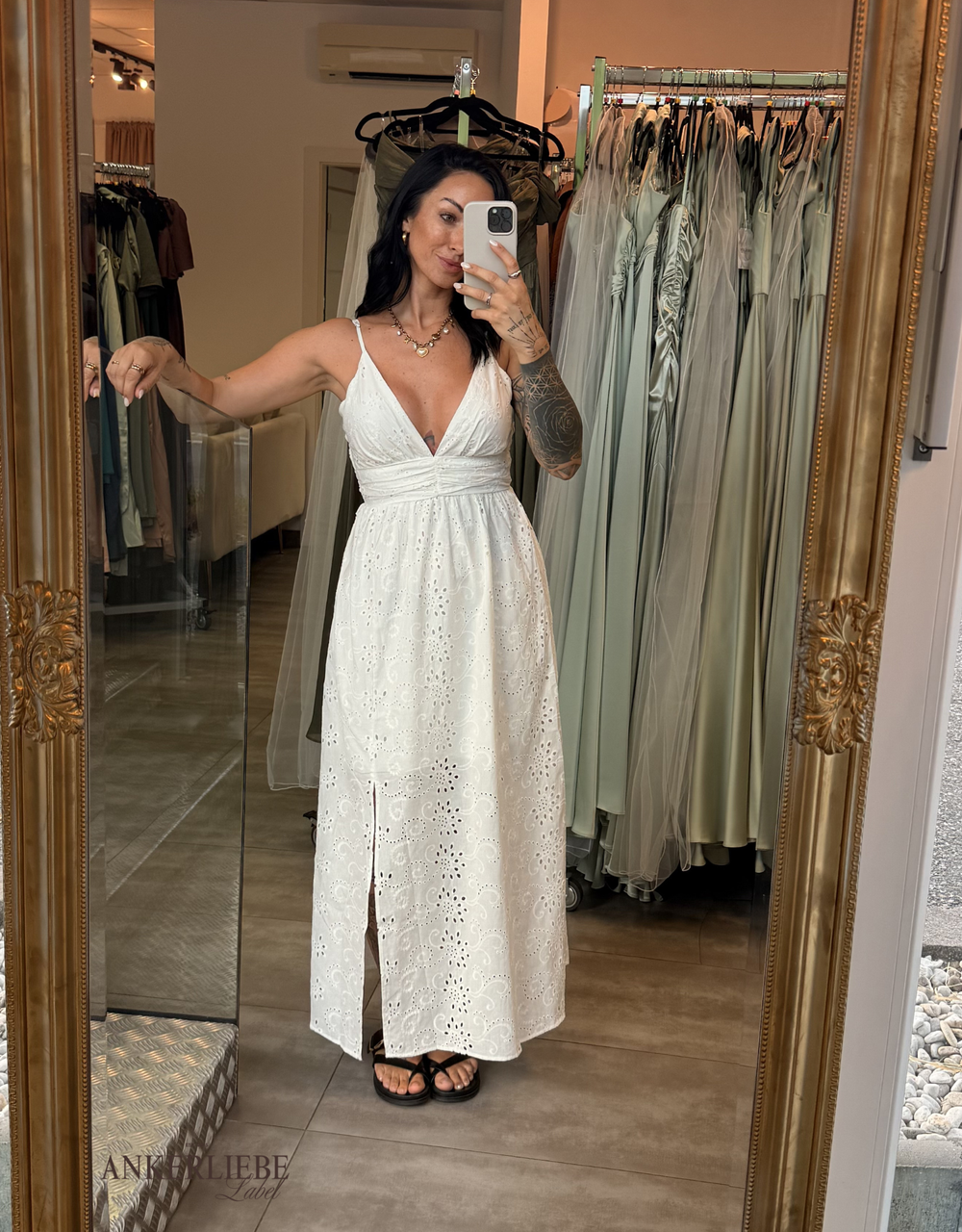 leichtes Maxikleid mit Lochspitze, Taillenraffung und Beinschlitz | weiß