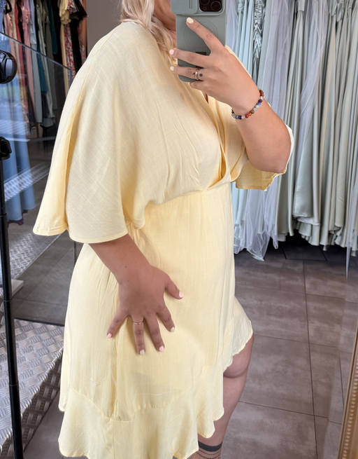leichtes Sommerkleid in Wickeloptik | buttergelb