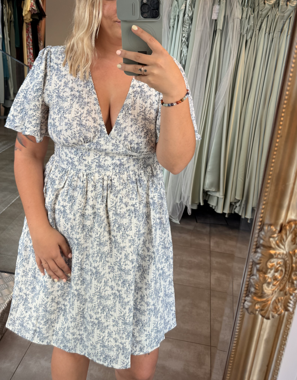 kurzes Blumenkleid mit weiten Ärmeln | bleu