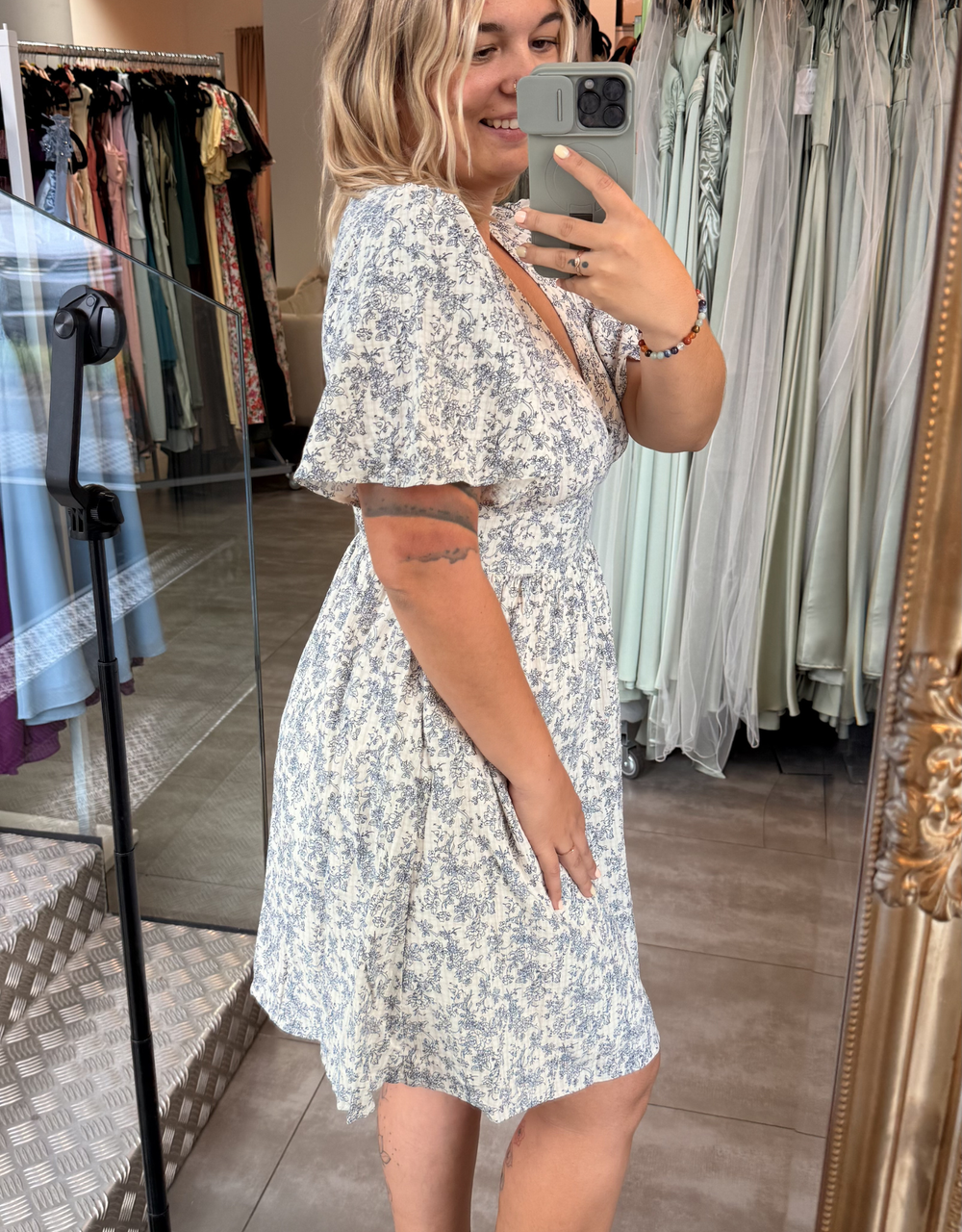 kurzes Blumenkleid mit weiten Ärmeln | bleu