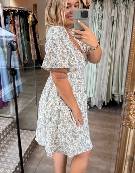 kurzes Blumenkleid mit weiten Ärmeln | bleu