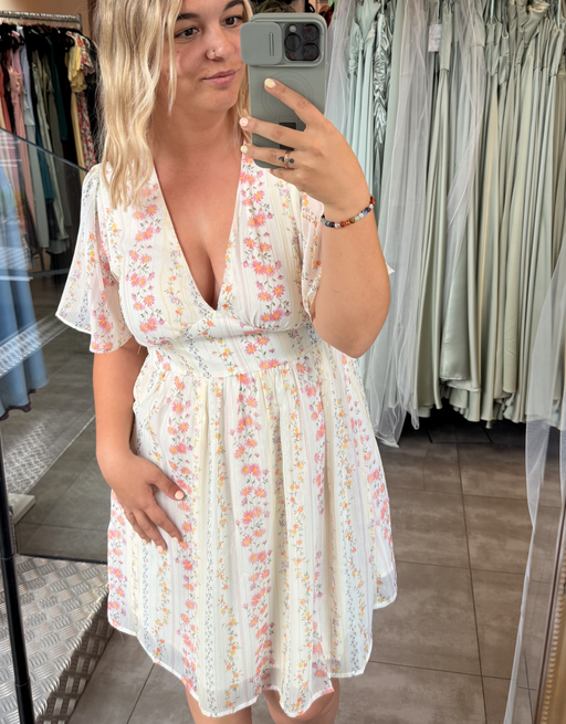 Boho-Minikleid mit zartem Blüten-Print & luftigen Ärmeln | creme