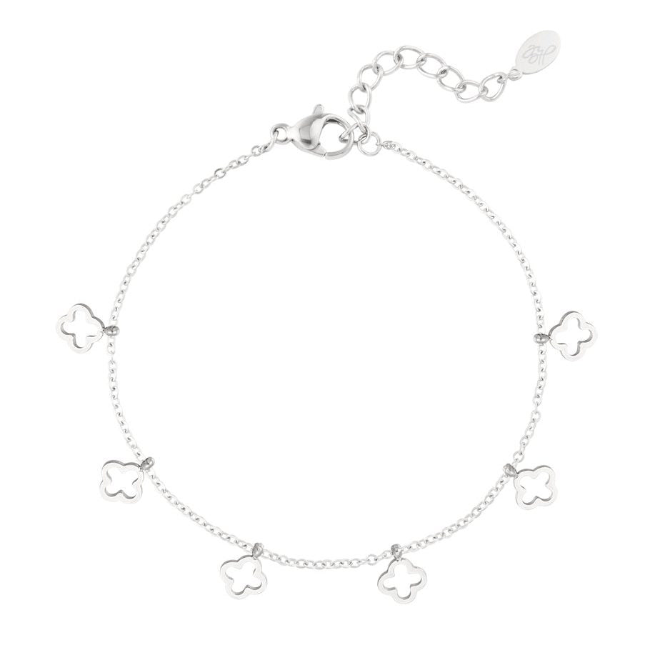 image Silberne Armkette Mona Lou aus Edelstahl mit kleinen Clover-Anhängern – minimalistisch und modern