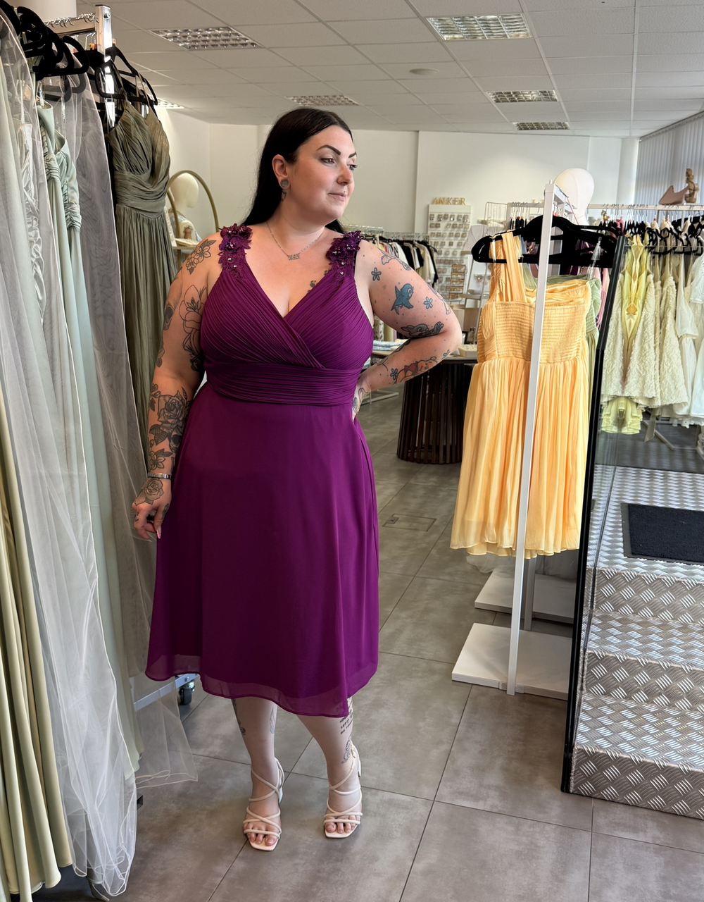 cocktailkleid mit 3d-blumen und fließendem rock | violett - QS