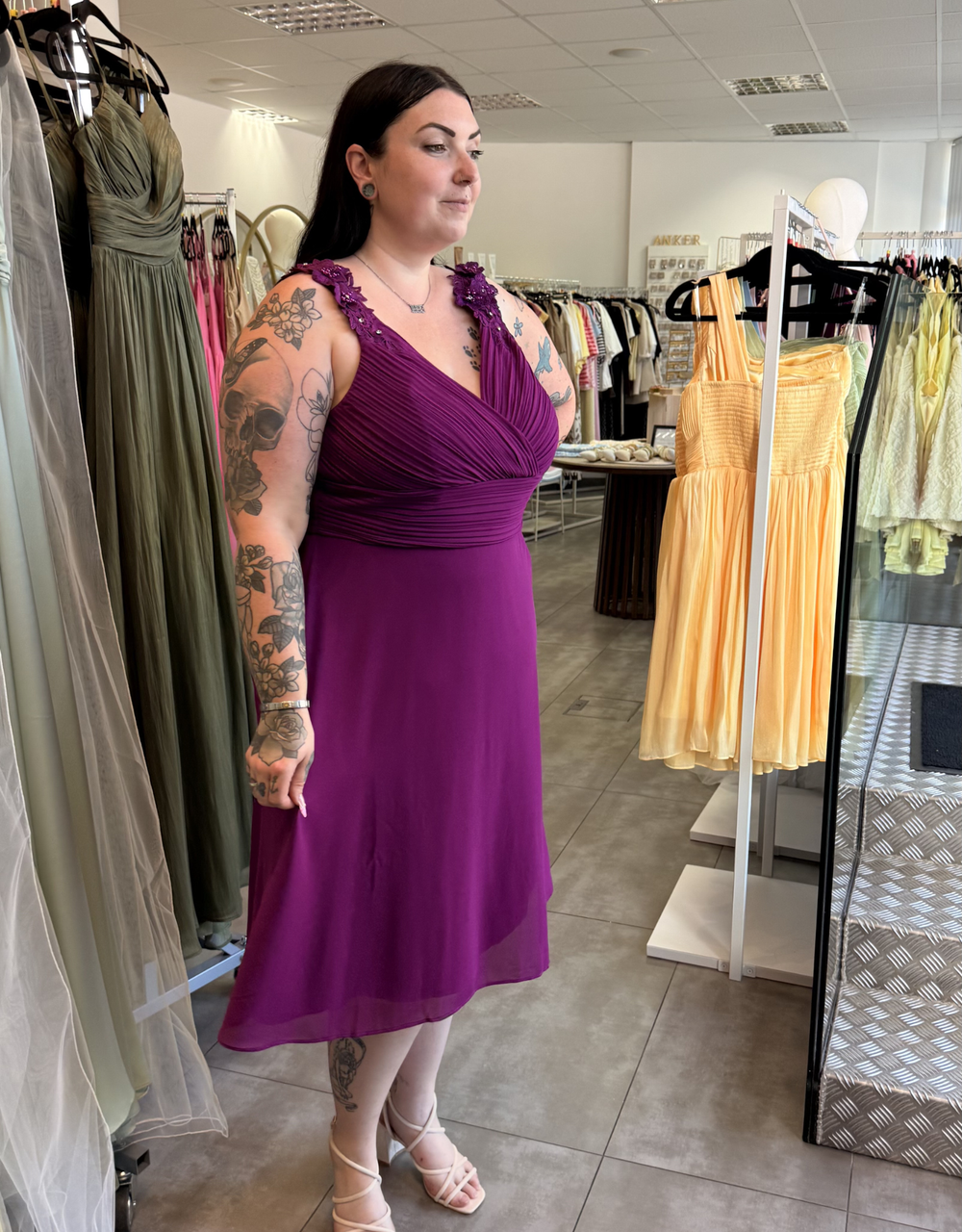 cocktailkleid mit 3d-blumen und fließendem rock | violett - QS