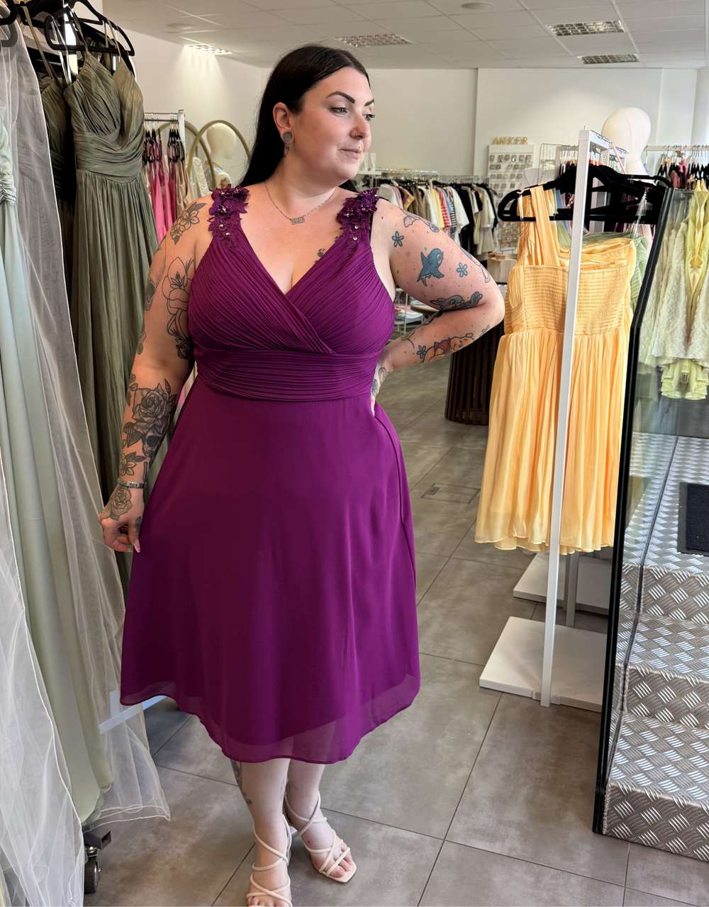 cocktailkleid mit 3d-blumen und fließendem rock | violett - QS