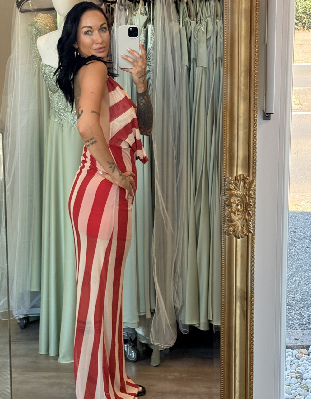langes mesh-kleid mit streifenmuster | rot/rosa