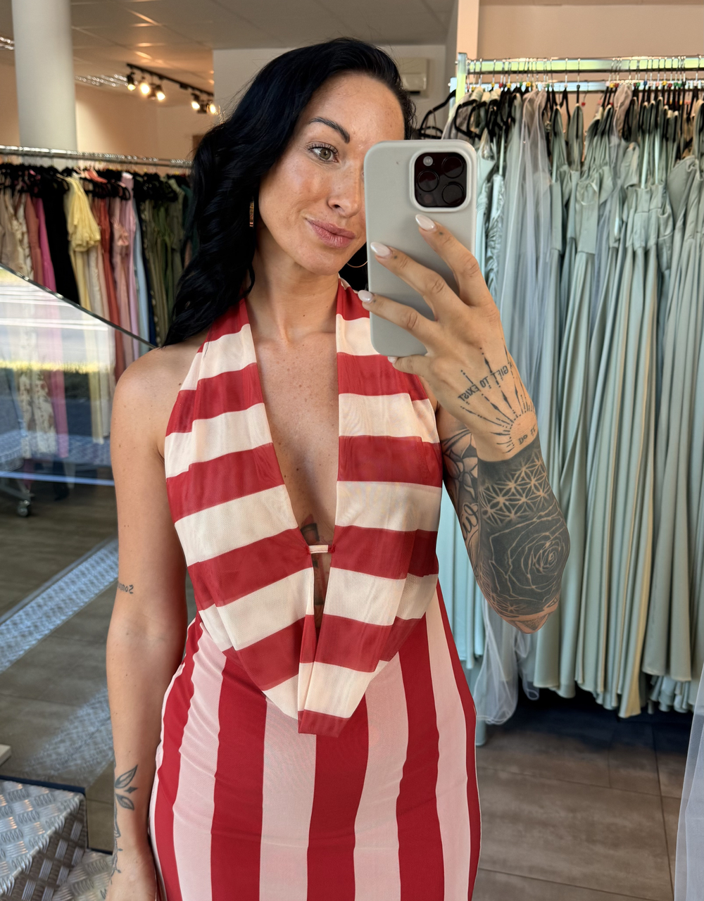 langes mesh-kleid mit streifenmuster | rot/rosa