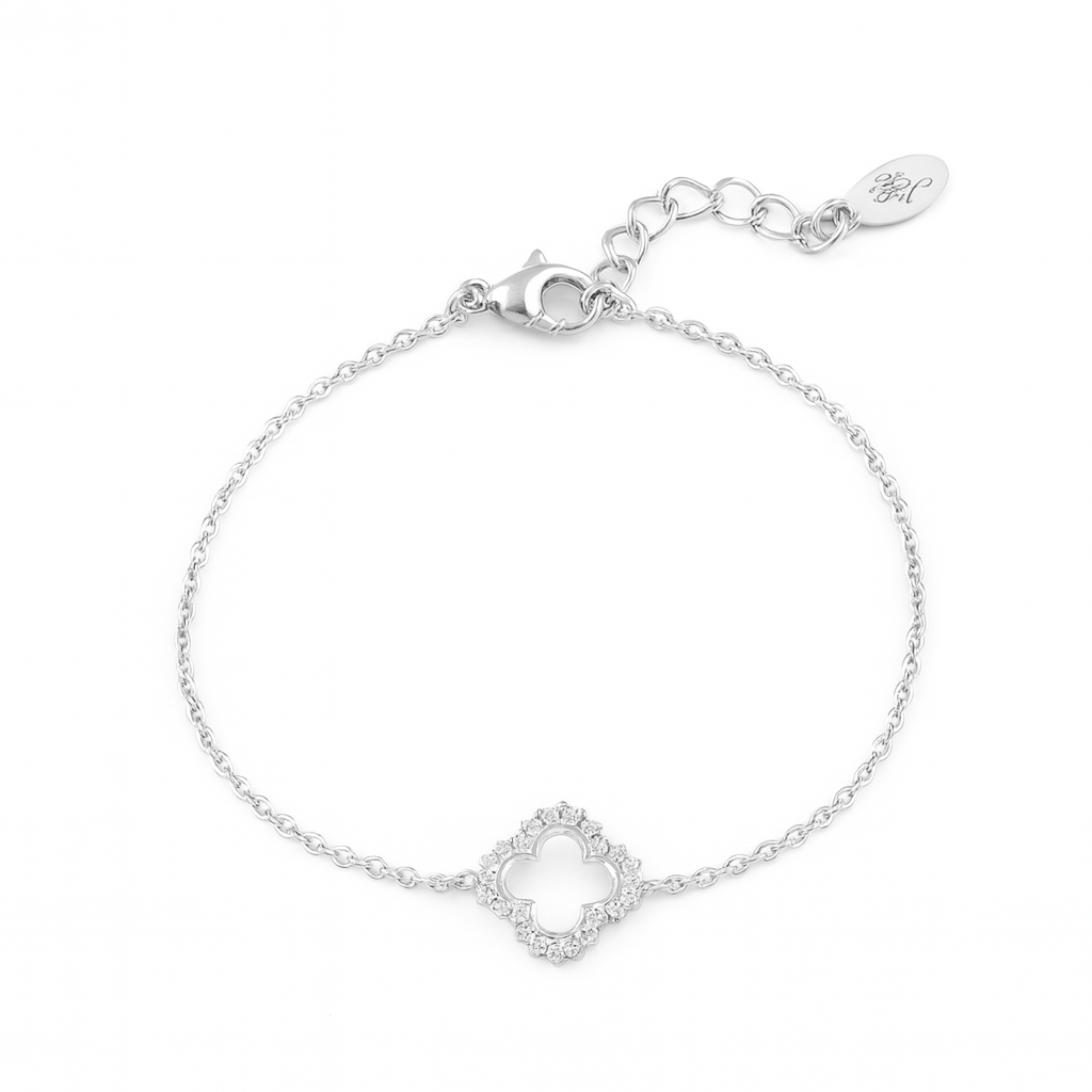 image Silbernes Gracy Clover Armband mit zartem Kleeblatt-Anhänger auf weißem Hintergrund.