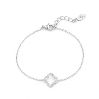 Silbernes Gracy Clover Armband mit zartem Kleeblatt-Anhänger auf weißem Hintergrund.