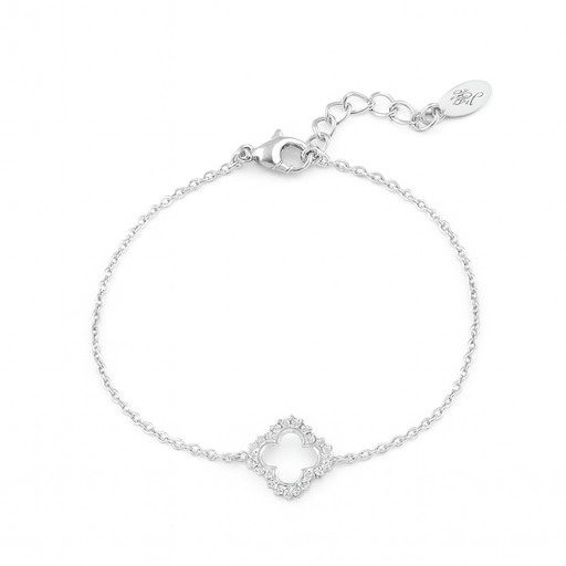 Silbernes Gracy Clover Armband mit zartem Kleeblatt-Anhänger auf weißem Hintergrund.