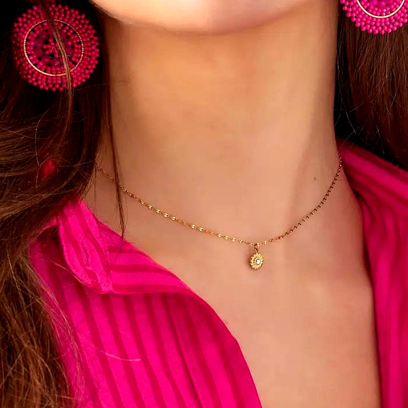 image Frau trägt goldene Choker-Halskette mit Sonnenblumenanhänger