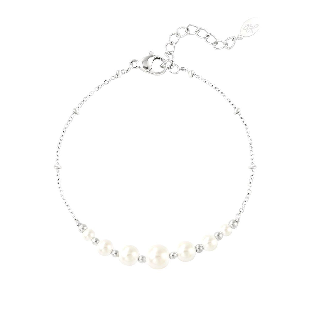 Zartes Perlenarmband aus Edelstahl: das Pearl Whisper Armband von Ankerliebe – wasserfest, hypoallergen und in Gold oder Silber erhältlich. Jetzt shoppen!