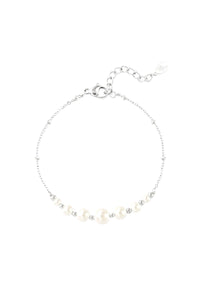 Zartes Perlenarmband aus Edelstahl: das Pearl Whisper Armband von Ankerliebe – wasserfest, hypoallergen und in Gold oder Silber erhältlich. Jetzt shoppen!
