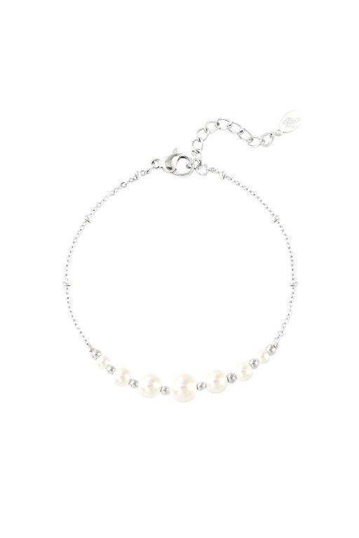 Zartes Perlenarmband aus Edelstahl: das Pearl Whisper Armband von Ankerliebe – wasserfest, hypoallergen und in Gold oder Silber erhältlich. Jetzt shoppen!