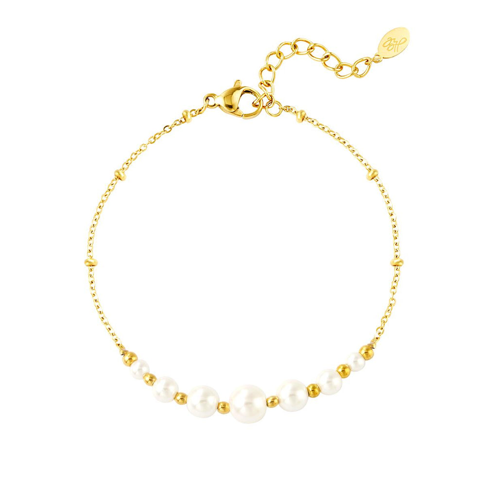 Zartes Perlenarmband aus Edelstahl: das Pearl Whisper Armband von Ankerliebe – wasserfest, hypoallergen und in Gold oder Silber erhältlich.