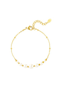 Zartes Perlenarmband aus Edelstahl: das Pearl Whisper Armband von Ankerliebe – wasserfest, hypoallergen und in Gold oder Silber erhältlich.
