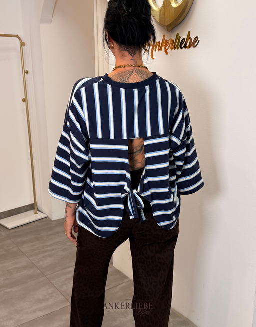 gestreiftes shirt mit masche am rücken | blau