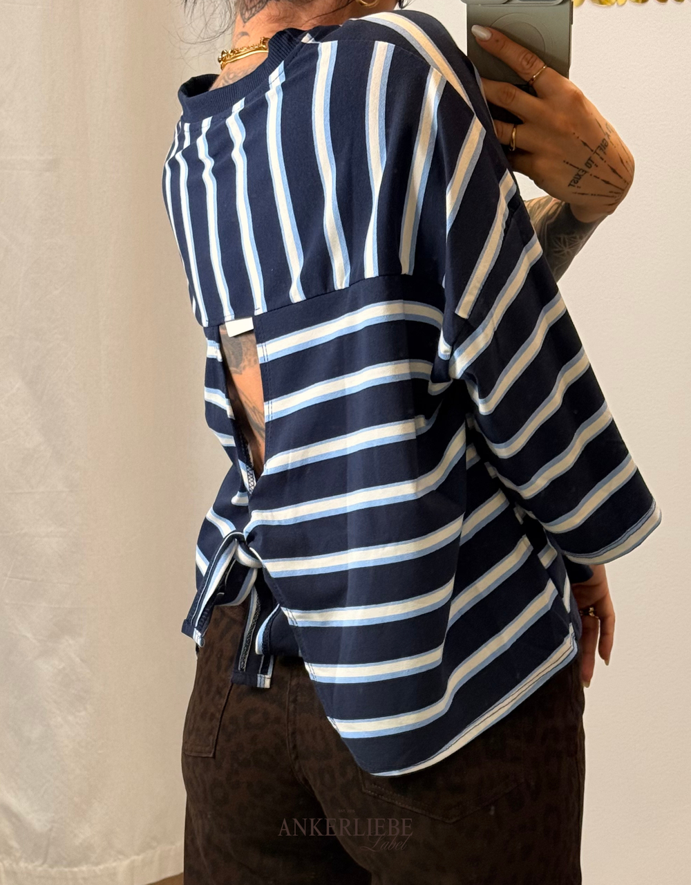 gestreiftes shirt mit masche am rücken | blau