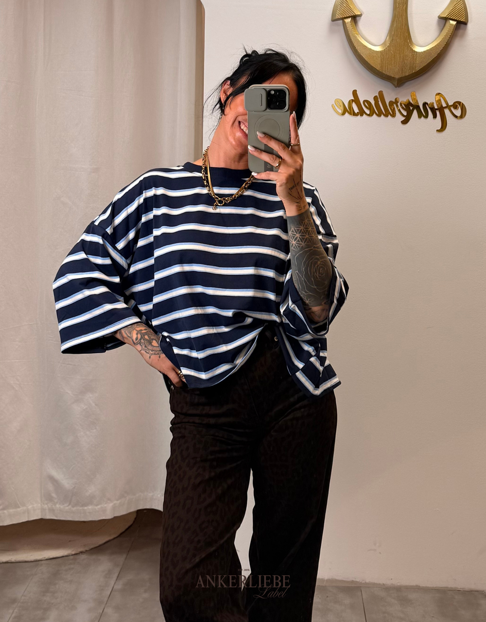 gestreiftes shirt mit masche am rücken | blau