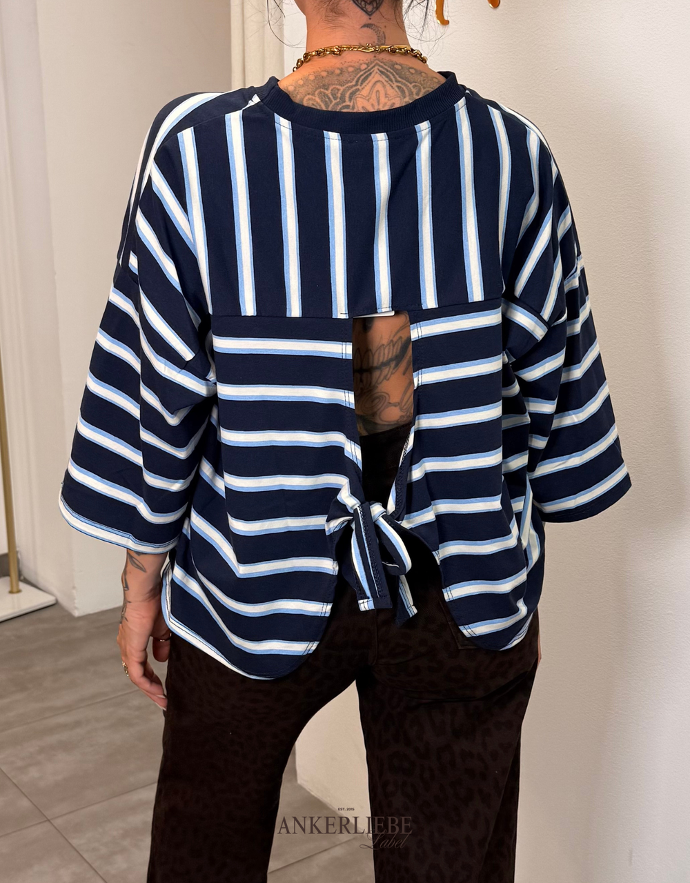 gestreiftes shirt mit masche am rücken | blau