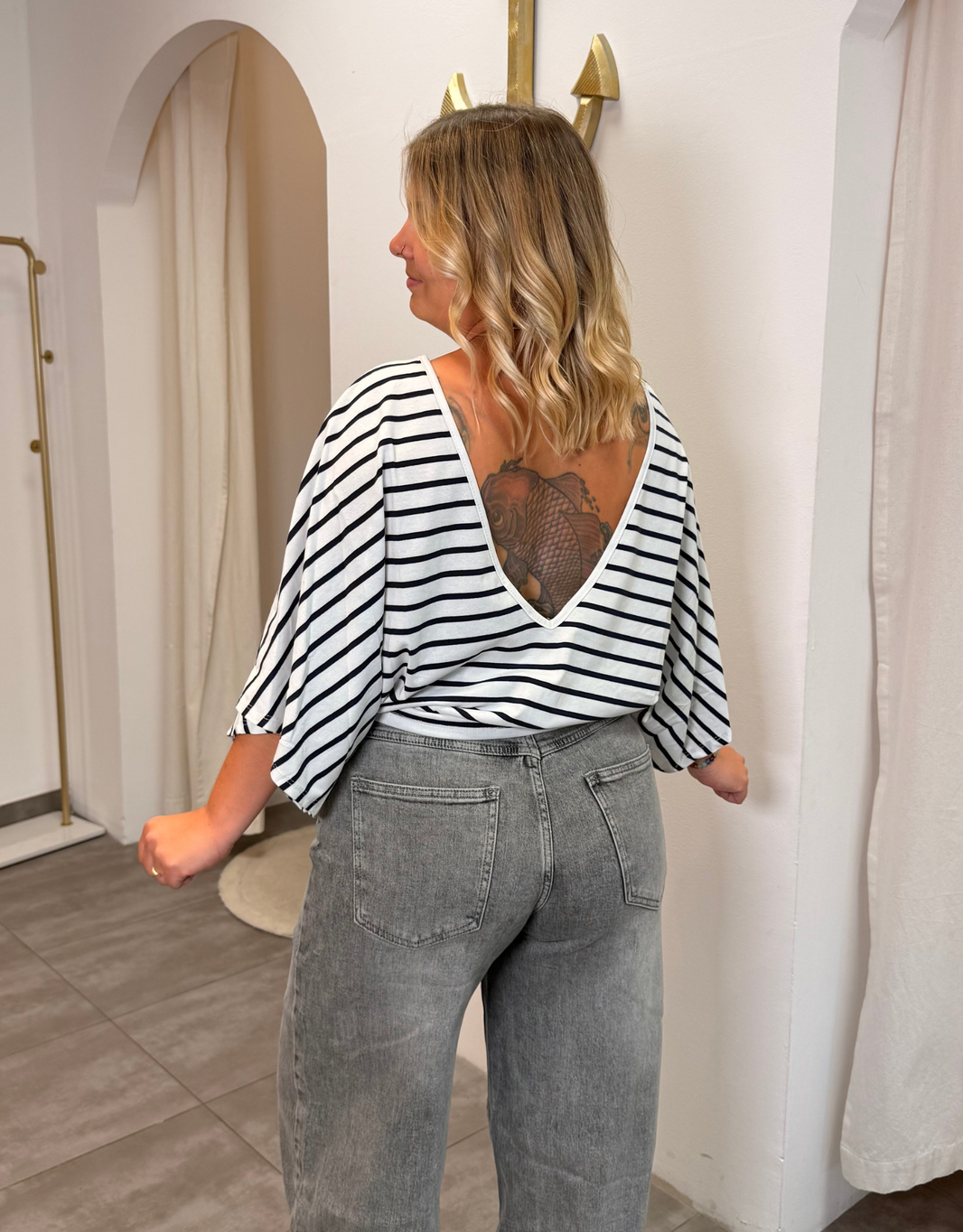 image rückenfreies oversized shirt | weiß/blau