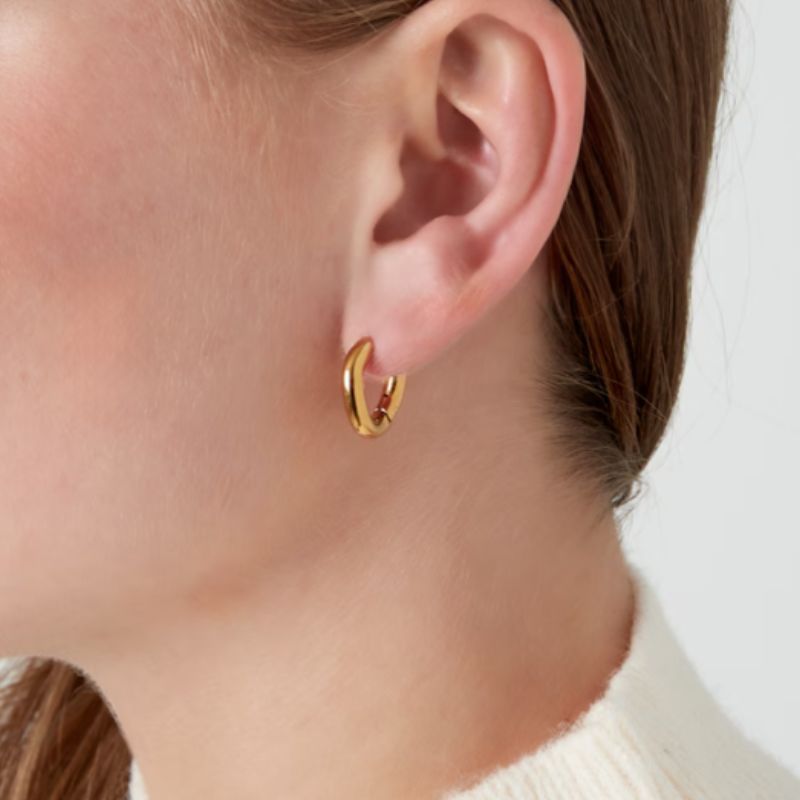 Tragebild goldene Kurvy Mini Edelstahl-Kreolen Damen