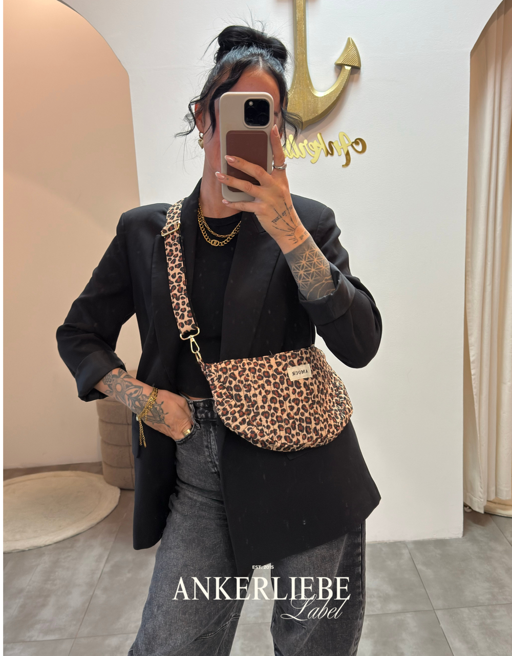Leo Tasche mit verstellbarem und abnehmbarem Gurt und Amore-Etikett