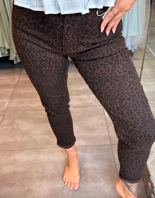 leo mom jean soft denim | chocolate
