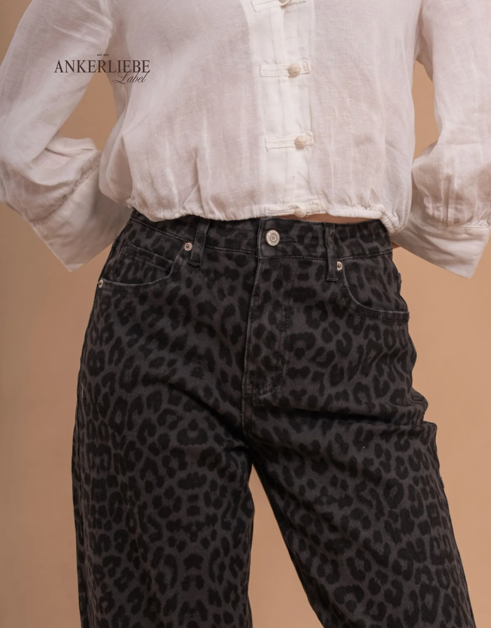 mom jean grey leo | soft denim