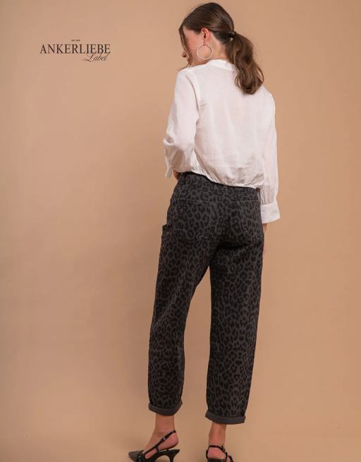 mom jean grey leo | soft denim