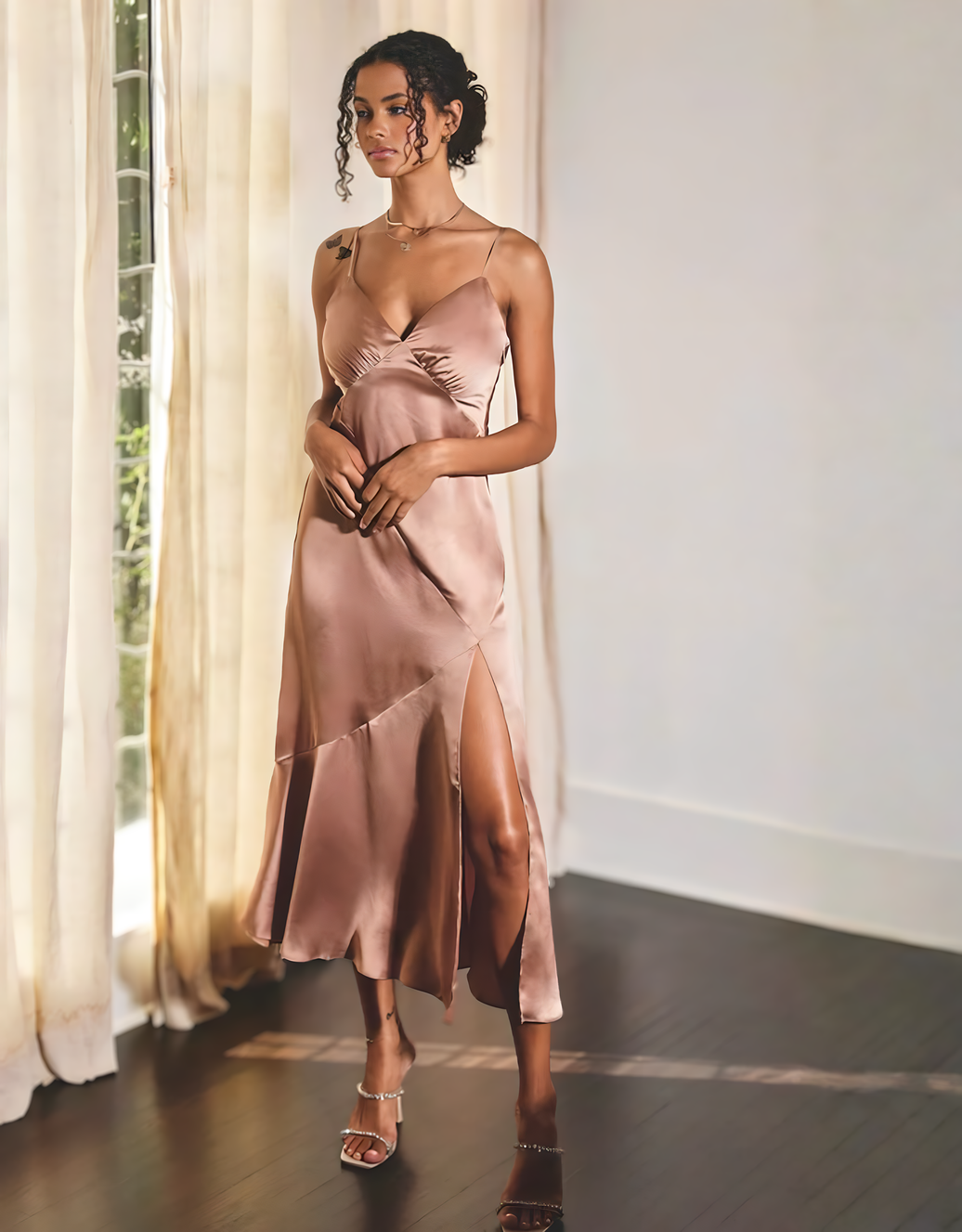 Fließendes Satin Midi-Slipdress mit Frontschlitz und Bindegürtel | Rosé